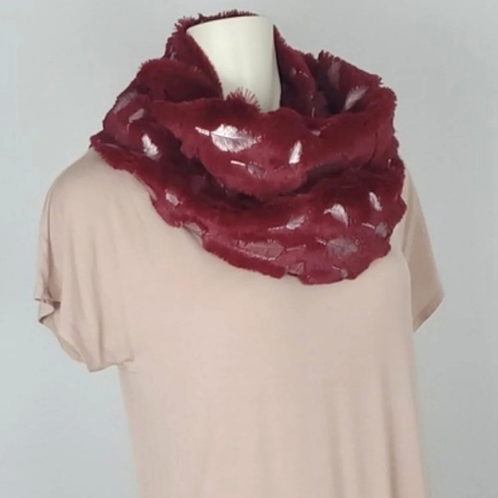 ⭐️3/ $30⭐️ Luxuriously Plush Infinity Scarf Burgundy Silver Feathers Super Soft